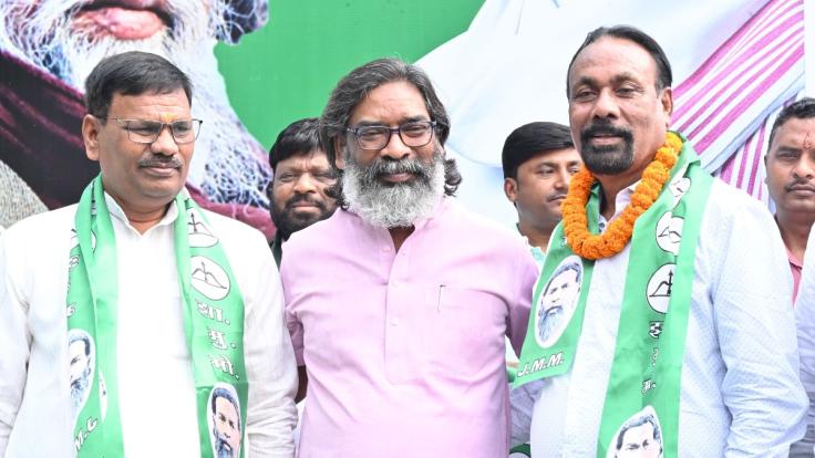 राजनेताओं की भागमभाग, JMM के हुए केदार हाजरा और उमाकांत रजक, बीजेपी को सीएम हेमंत सोरेन करेंगे डिब्बाबंद